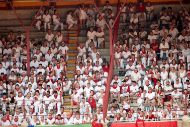 Público asistente a la Plaza de Toros de Pamplona durante la tercera corrida de la Feria del Toro 2018.