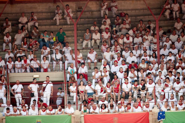 Público asistente a la Plaza de Toros de Pamplona durante la tercera corrida de la Feria del Toro 2018.