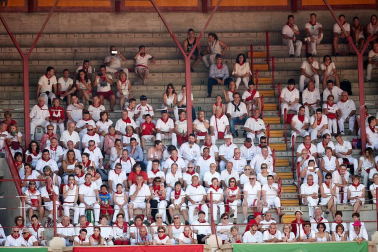 Público asistente a la Plaza de Toros de Pamplona durante la tercera corrida de la Feria del Toro 2018.