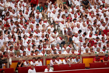 Público asistente a la Plaza de Toros de Pamplona durante la tercera corrida de la Feria del Toro 2018.