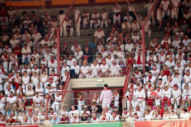 Público asistente a la Plaza de Toros de Pamplona durante la tercera corrida de la Feria del Toro 2018.