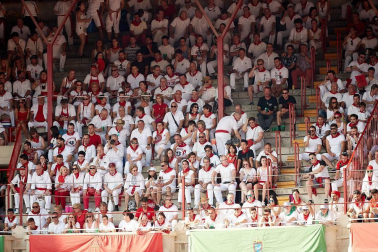 Público asistente a la Plaza de Toros de Pamplona durante la tercera corrida de la Feria del Toro 2018.