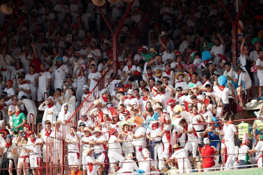 Público asistente a la Plaza de Toros de Pamplona durante la tercera corrida de la Feria del Toro 2018.