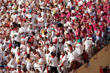 Público asistente a la Plaza de Toros de Pamplona durante la tercera corrida de la Feria del Toro 2018.