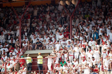 Público asistente a la Plaza de Toros de Pamplona durante la tercera corrida de la Feria del Toro 2018.