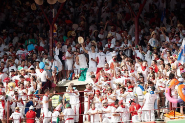 Público asistente a la Plaza de Toros de Pamplona durante la tercera corrida de la Feria del Toro 2018.
