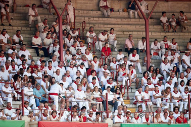 Público asistente a la Plaza de Toros de Pamplona durante la tercera corrida de la Feria del Toro 2018.