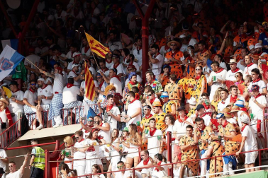 Público asistente a la Plaza de Toros de Pamplona durante la tercera corrida de la Feria del Toro 2018.