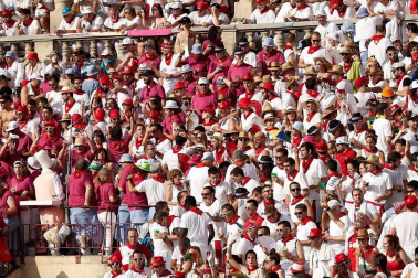 Público asistente a la Plaza de Toros de Pamplona durante la tercera corrida de la Feria del Toro 2018.