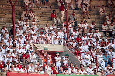 Público asistente a la Plaza de Toros de Pamplona durante la tercera corrida de la Feria del Toro 2018.