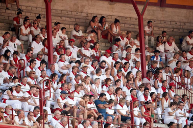 Público asistente a la Plaza de Toros de Pamplona durante la tercera corrida de la Feria del Toro 2018.