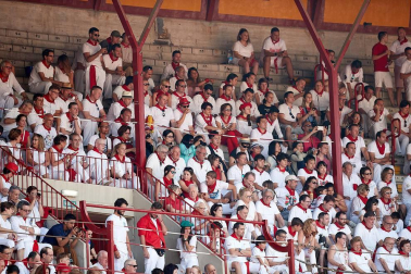 Público asistente a la Plaza de Toros de Pamplona durante la tercera corrida de la Feria del Toro 2018.