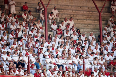 Público asistente a la Plaza de Toros de Pamplona durante la tercera corrida de la Feria del Toro 2018.