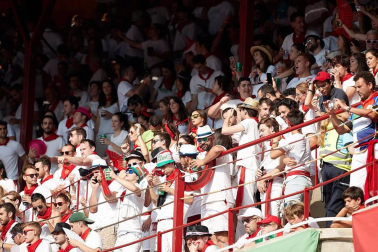 Público asistente a la Plaza de Toros de Pamplona durante la tercera corrida de la Feria del Toro 2018.