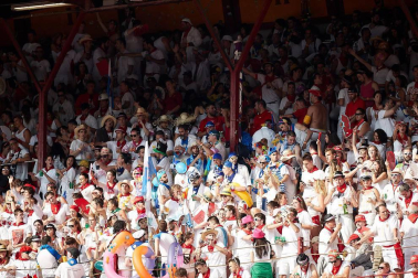 Público asistente a la Plaza de Toros de Pamplona durante la tercera corrida de la Feria del Toro 2018.