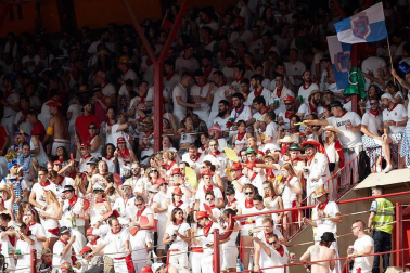 Público asistente a la Plaza de Toros de Pamplona durante la tercera corrida de la Feria del Toro 2018.
