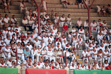Público asistente a la Plaza de Toros de Pamplona durante la tercera corrida de la Feria del Toro 2018.