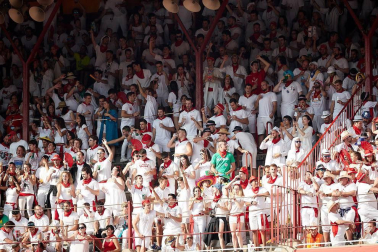 Público asistente a la Plaza de Toros de Pamplona durante la tercera corrida de la Feria del Toro 2018.