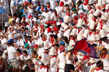 Público asistente a la Plaza de Toros de Pamplona durante la tercera corrida de la Feria del Toro 2018.