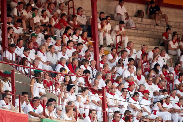 Público asistente a la Plaza de Toros de Pamplona durante la tercera corrida de la Feria del Toro 2018.