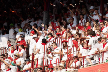 Público asistente a la Plaza de Toros de Pamplona durante la tercera corrida de la Feria del Toro 2018.