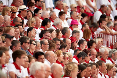 Público asistente a la Plaza de Toros de Pamplona durante la tercera corrida de la Feria del Toro 2018.