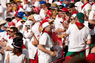 Público asistente a la Plaza de Toros de Pamplona durante la tercera corrida de la Feria del Toro 2018.