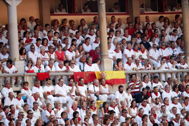 Público asistente a la Plaza de Toros de Pamplona durante la tercera corrida de la Feria del Toro 2018.