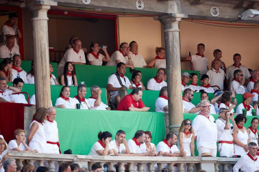 Público asistente a la Plaza de Toros de Pamplona durante la tercera corrida de la Feria del Toro 2018.