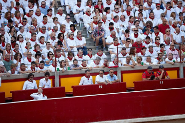 Público asistente a la Plaza de Toros de Pamplona durante la tercera corrida de la Feria del Toro 2018.