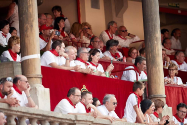 Público asistente a la Plaza de Toros de Pamplona durante la tercera corrida de la Feria del Toro 2018.