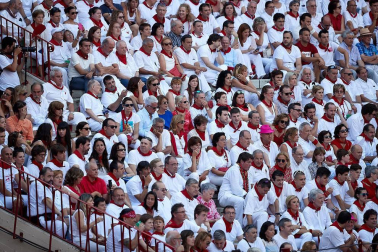 Público asistente a la Plaza de Toros de Pamplona durante la tercera corrida de la Feria del Toro 2018.