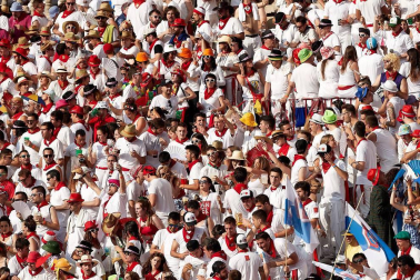 Público asistente a la Plaza de Toros de Pamplona durante la tercera corrida de la Feria del Toro 2018.