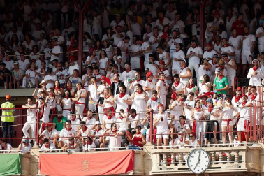 Público asistente a la Plaza de Toros de Pamplona durante la tercera corrida de la Feria del Toro 2018.