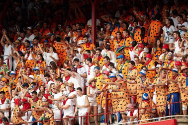 Público asistente a la Plaza de Toros de Pamplona durante la tercera corrida de la Feria del Toro 2018.