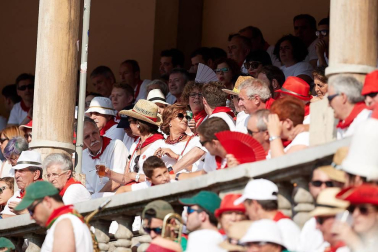 Público asistente a la Plaza de Toros de Pamplona durante la tercera corrida de la Feria del Toro 2018.