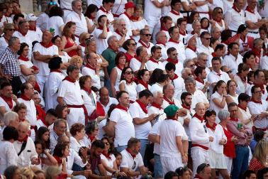 Público asistente a la Plaza de Toros de Pamplona durante la tercera corrida de la Feria del Toro 2018.
