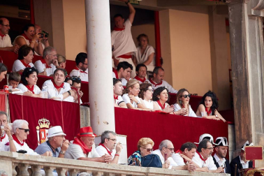 Público asistente a la Plaza de Toros de Pamplona durante la tercera corrida de la Feria del Toro 2018.
