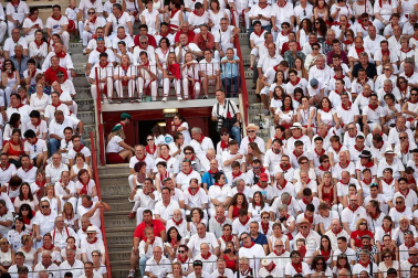 Público asistente a la Plaza de Toros de Pamplona durante la tercera corrida de la Feria del Toro 2018.