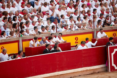 Público asistente a la Plaza de Toros de Pamplona durante la tercera corrida de la Feria del Toro 2018.