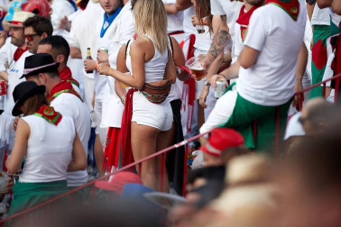 Público asistente a la Plaza de Toros de Pamplona durante la tercera corrida de la Feria del Toro 2018.