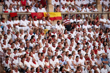 Público asistente a la Plaza de Toros de Pamplona durante la tercera corrida de la Feria del Toro 2018.