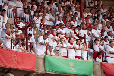 Público asistente a la Plaza de Toros de Pamplona durante la tercera corrida de la Feria del Toro 2018.