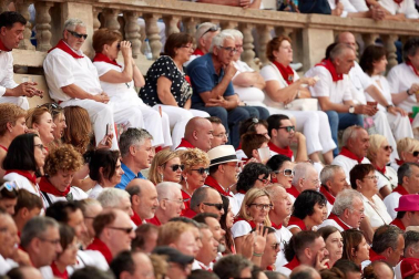 Público asistente a la Plaza de Toros de Pamplona durante la tercera corrida de la Feria del Toro 2018.