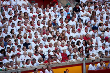 Público asistente a la Plaza de Toros de Pamplona durante la tercera corrida de la Feria del Toro 2018.