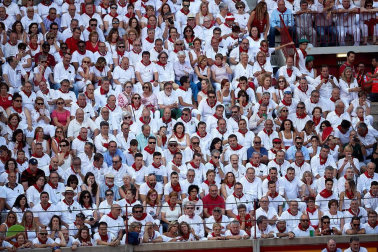Público asistente a la Plaza de Toros de Pamplona durante la tercera corrida de la Feria del Toro 2018.
