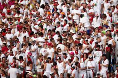 Público asistente a la Plaza de Toros de Pamplona durante la tercera corrida de la Feria del Toro 2018.