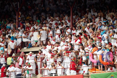 Público asistente a la Plaza de Toros de Pamplona durante la tercera corrida de la Feria del Toro 2018.