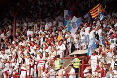 Público asistente a la Plaza de Toros de Pamplona durante la tercera corrida de la Feria del Toro 2018.
