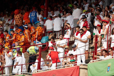 Público asistente a la Plaza de Toros de Pamplona durante la tercera corrida de la Feria del Toro 2018.